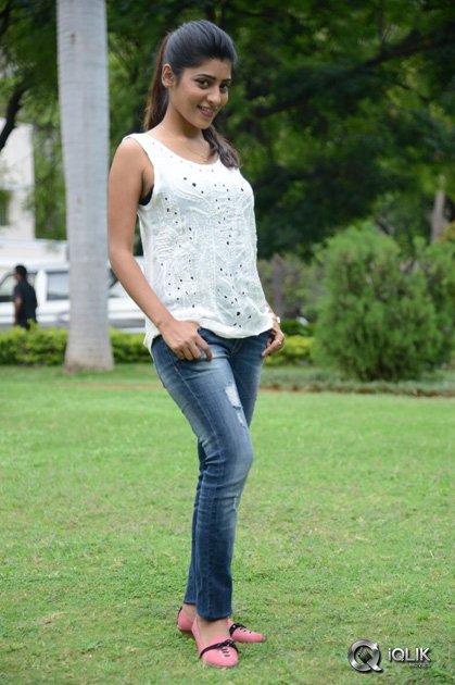 Gayatri-at-Bandhook-Movie-Platinum-Disc-Function